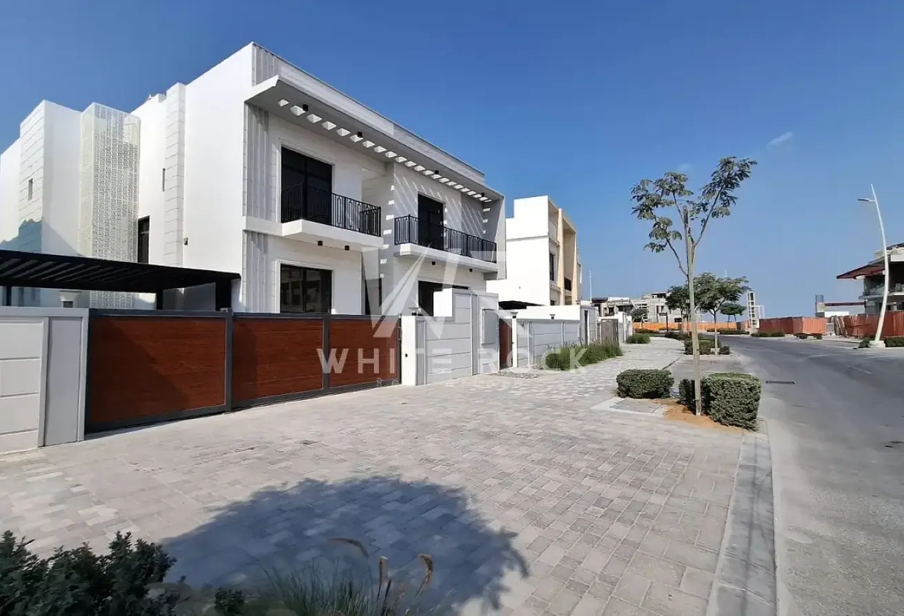 Luxurious 5 BR | Single Row | High End Interior